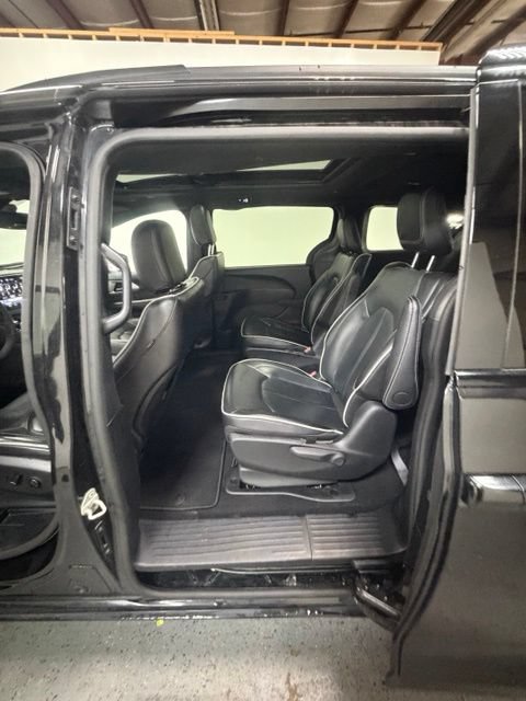 Certified 2024 Chrysler Pacifica Premium FWD image 26