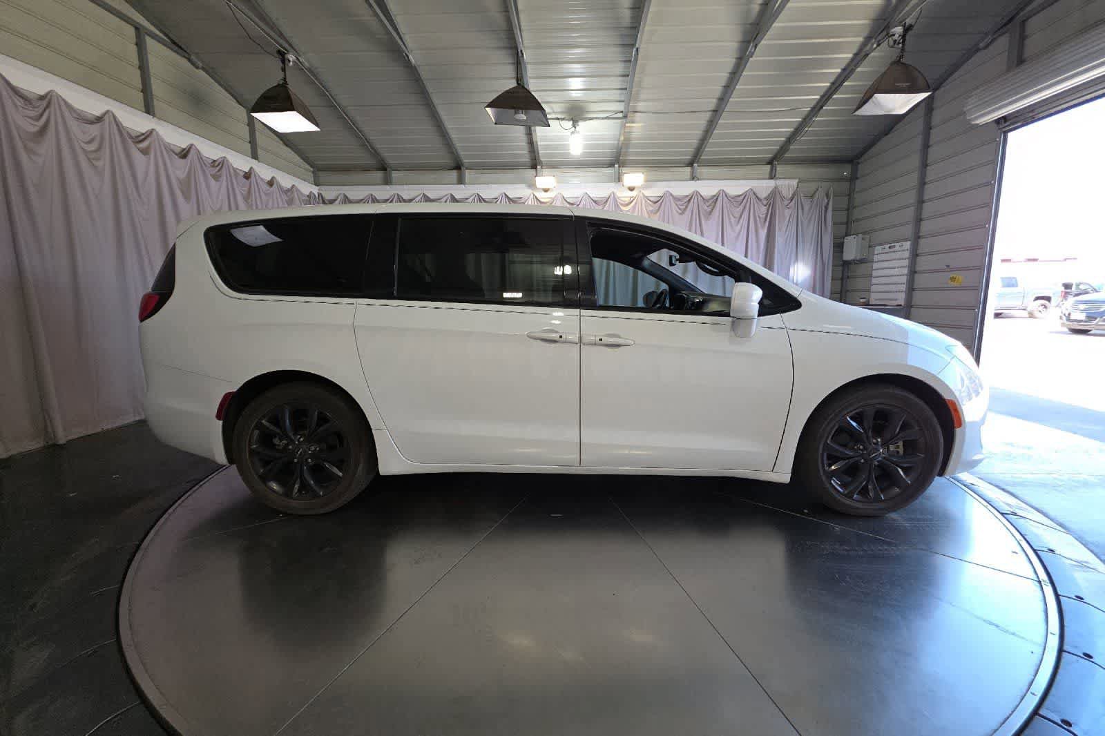 Used 2020 Chrysler Pacifica Touring w/ S Appearance Package FWD image 9