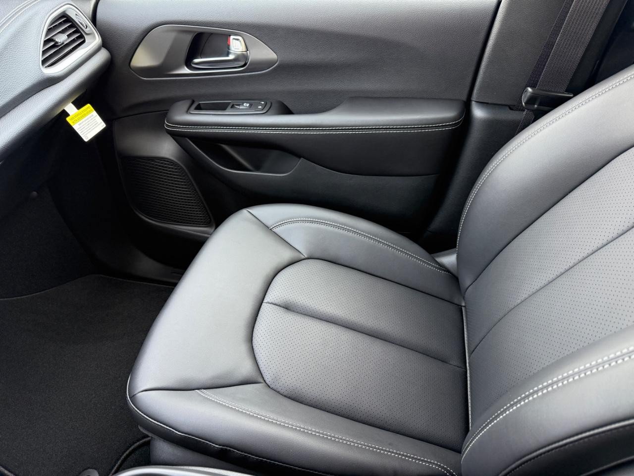 New 2026 Chrysler Pacifica Select FWD image 17