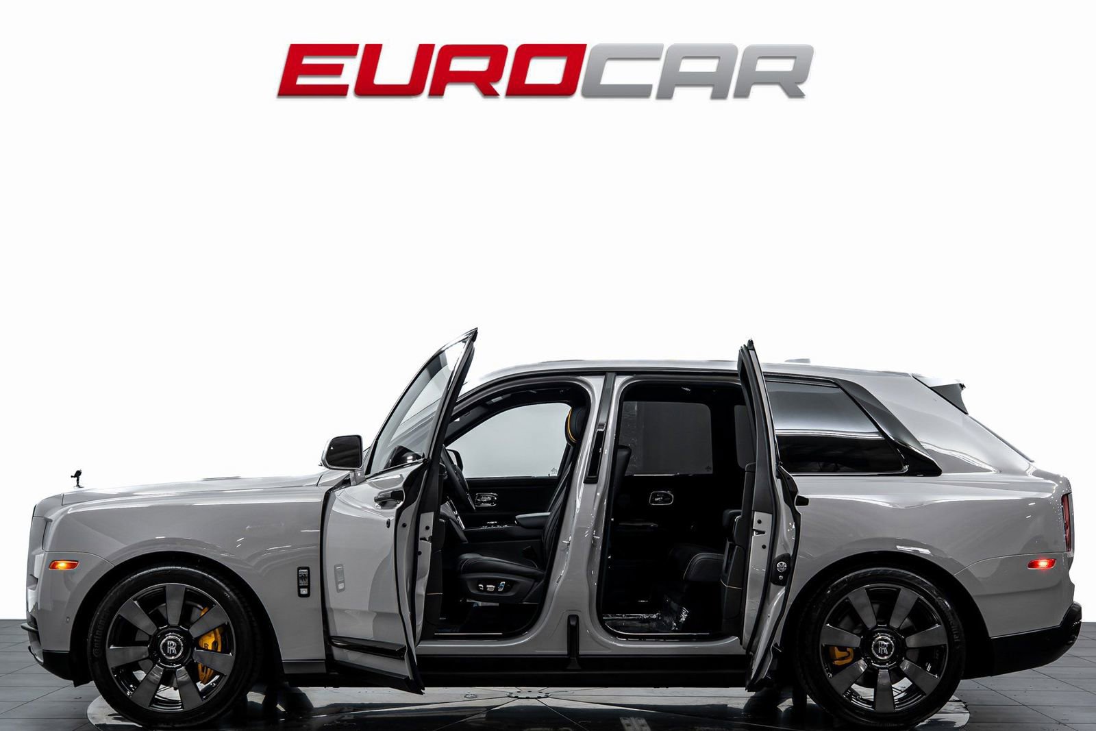 Used 2024 Rolls-Royce Cullinan image 3