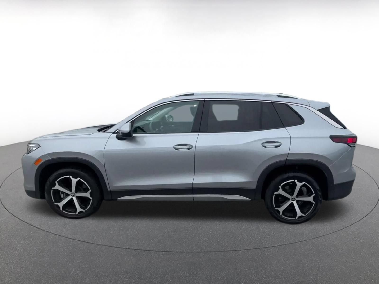 Used 2026 Volkswagen Tiguan SE AWD/4WD image 8