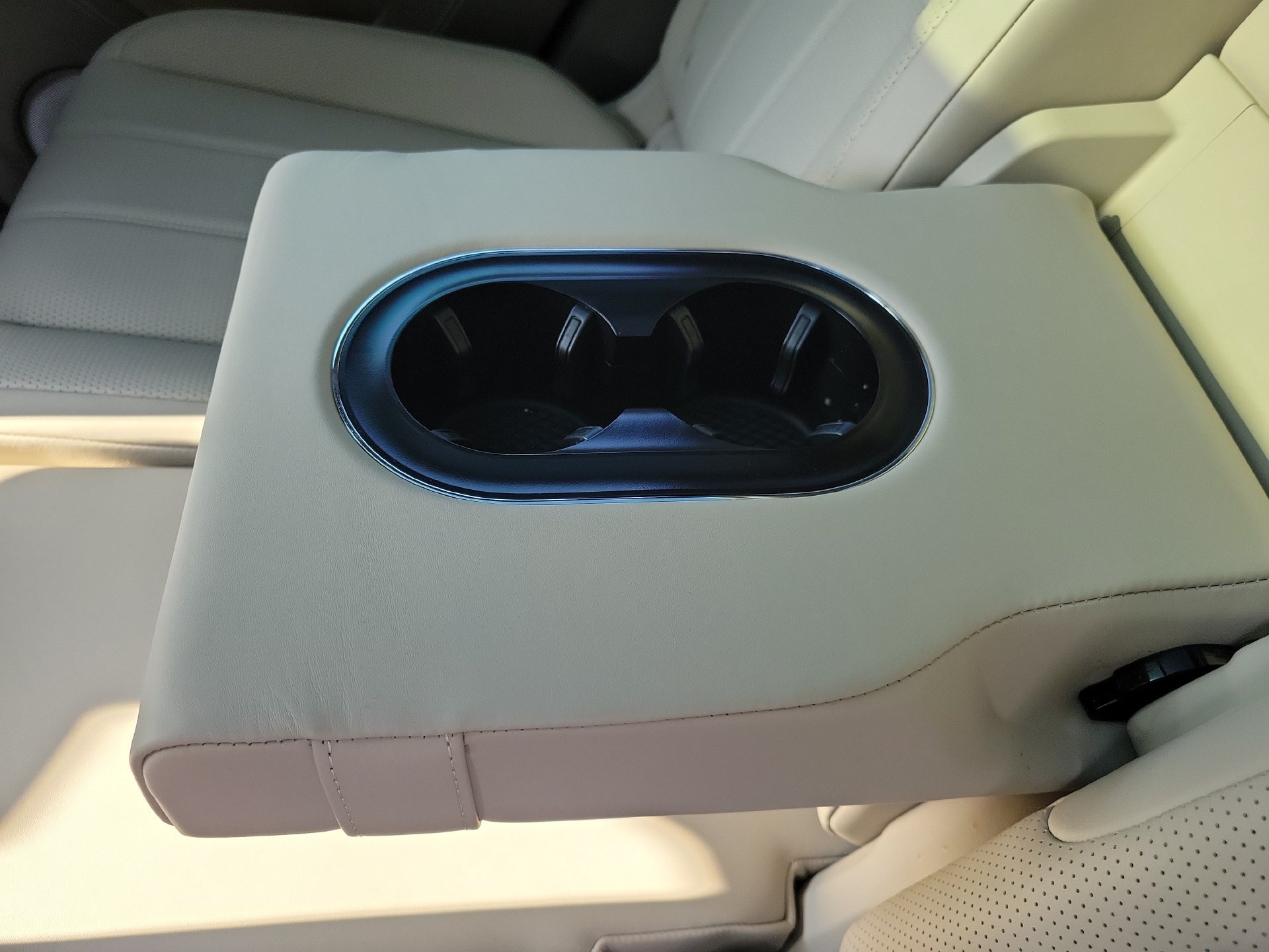 Certified 2023 Bentley Bentayga Plug-In Hybrid AWD/4WD image 21