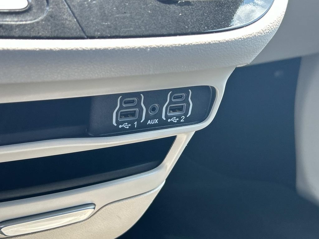 Used 2023 Chrysler Pacifica Touring-L FWD image 36