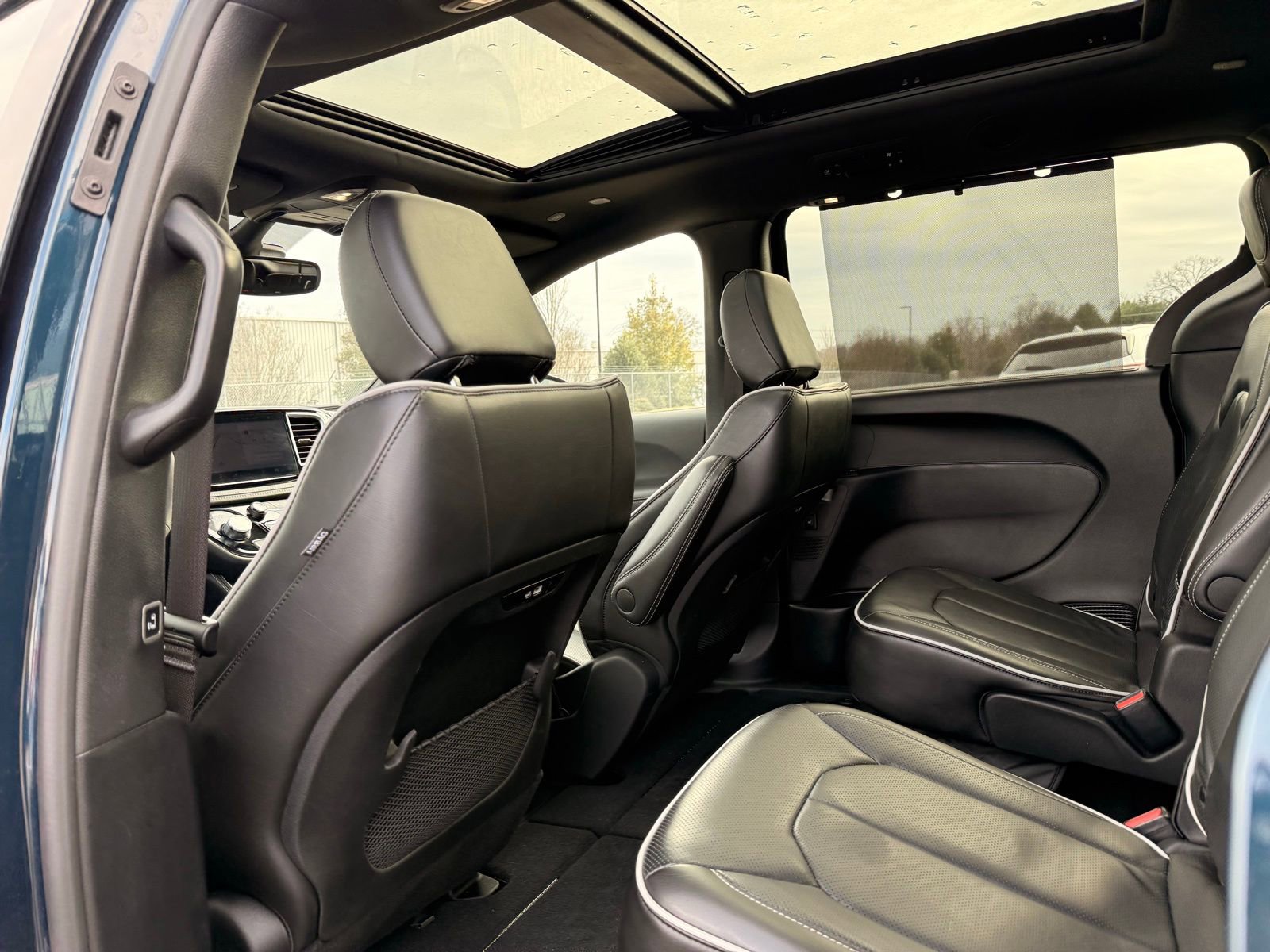 Used 2025 Chrysler Pacifica Limited image 16