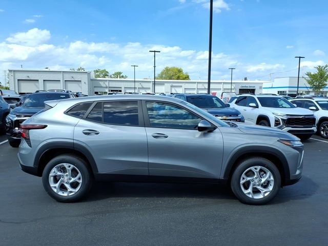 New 2026 Chevrolet Trax LS w/ LS Convenience Package FWD image 2