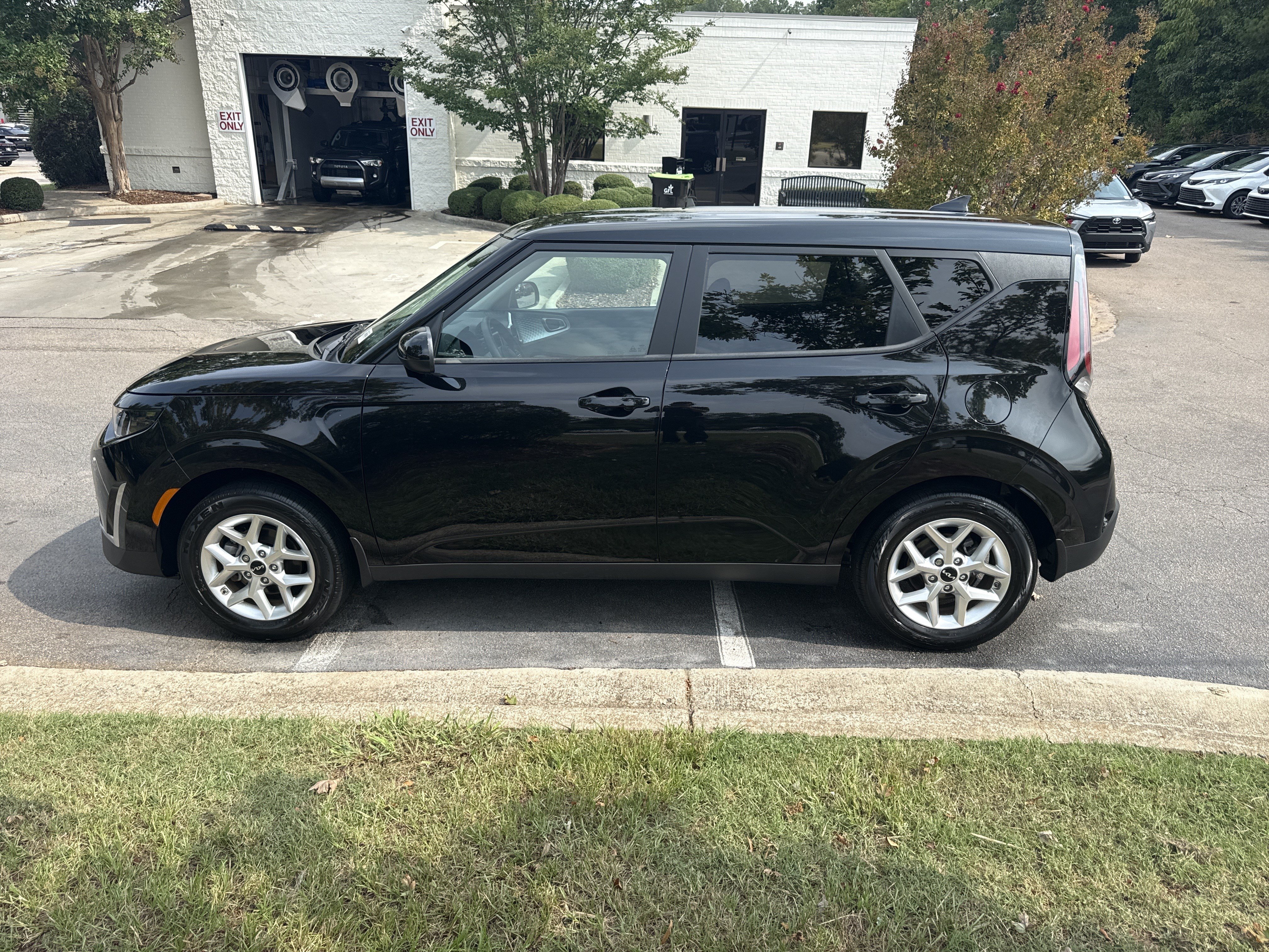 Used 2025 Kia Soul LX w/ LX Technology Package FWD image 7