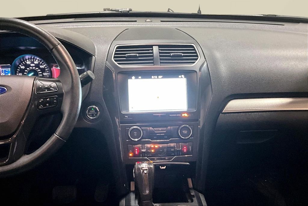 Used 2018 Ford Explorer XLT w/ XLT Appearance Package image 9