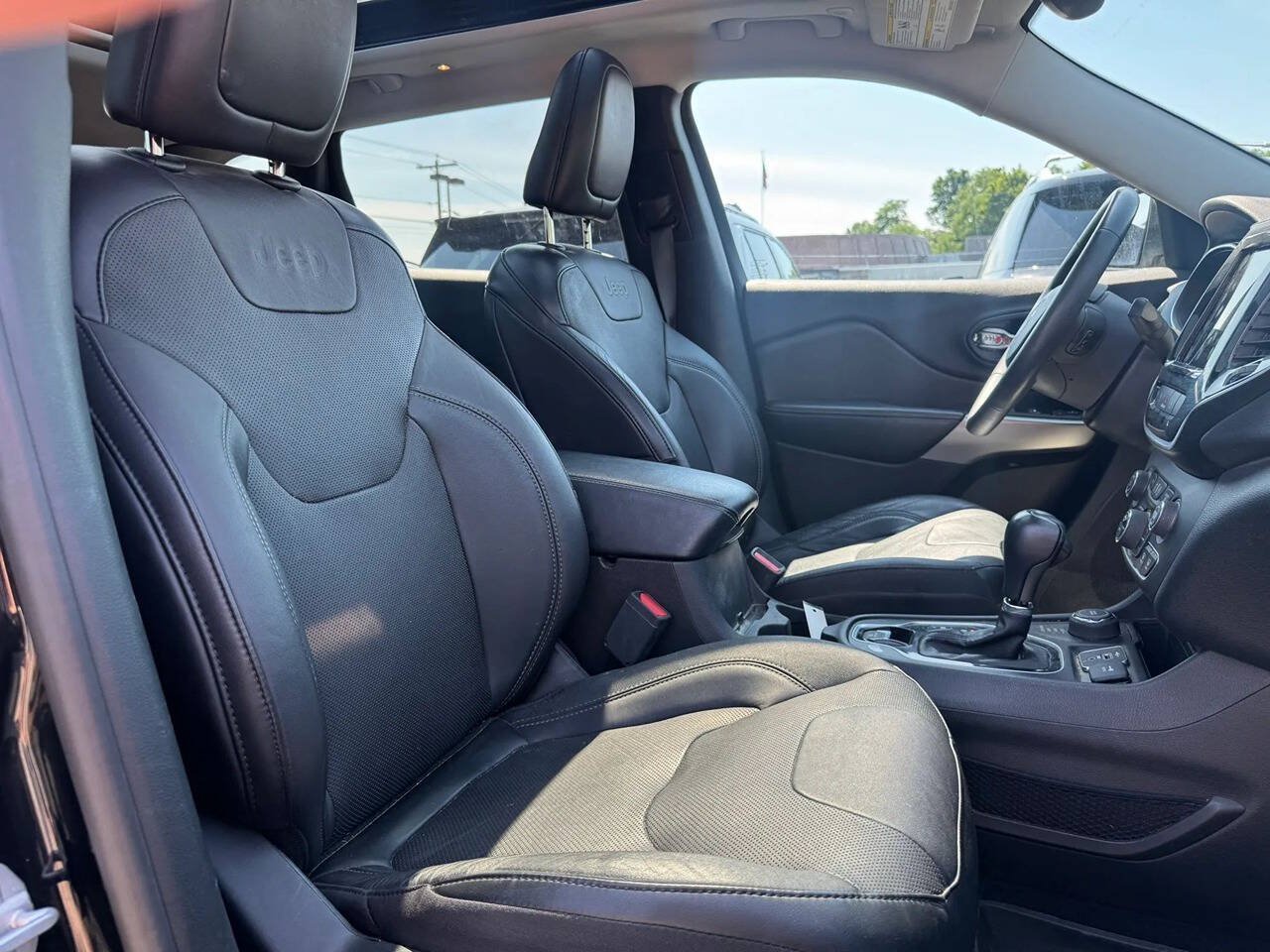 Used 2021 Jeep Cherokee Limited w/ Mopar Interior Package AWD/4WD image 16