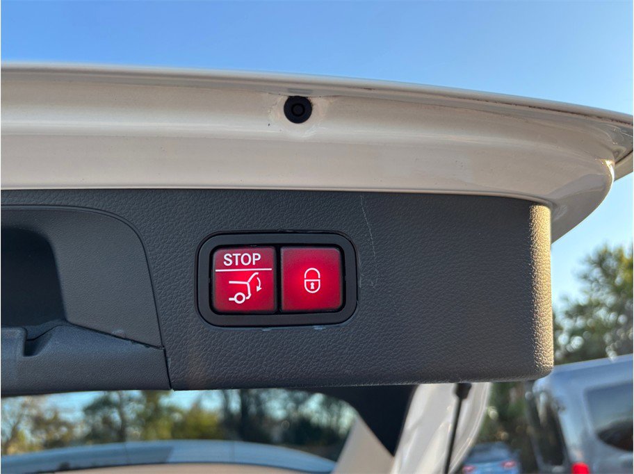 Used 2020 Mercedes-Benz GLC 300 4MATIC w/ Multimedia Package image 48