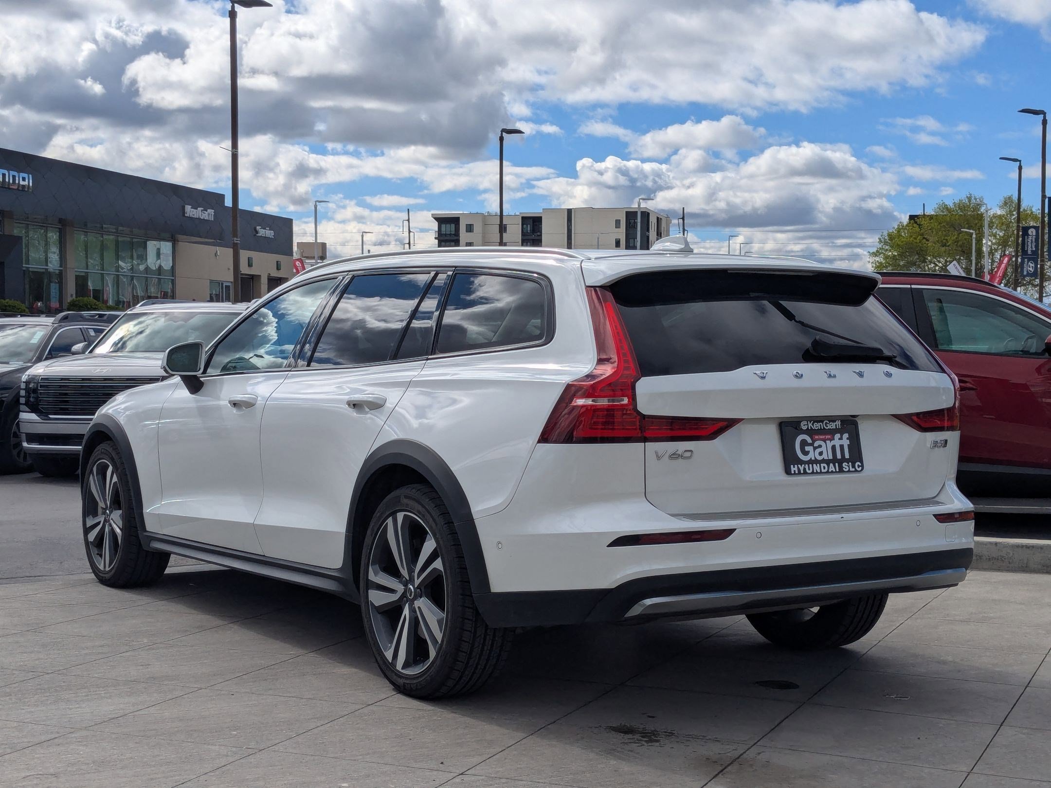 Used 2025 Volvo V60 B5 Cross Country Plus image 7