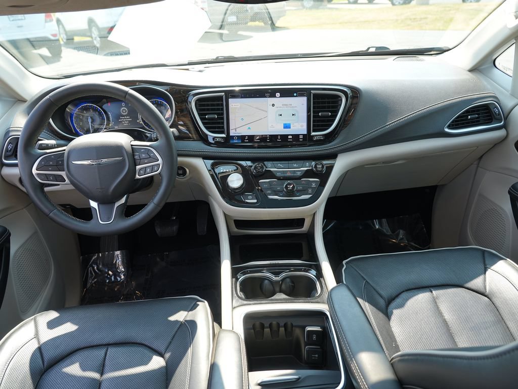 Used 2023 Chrysler Pacifica Limited FWD image 24