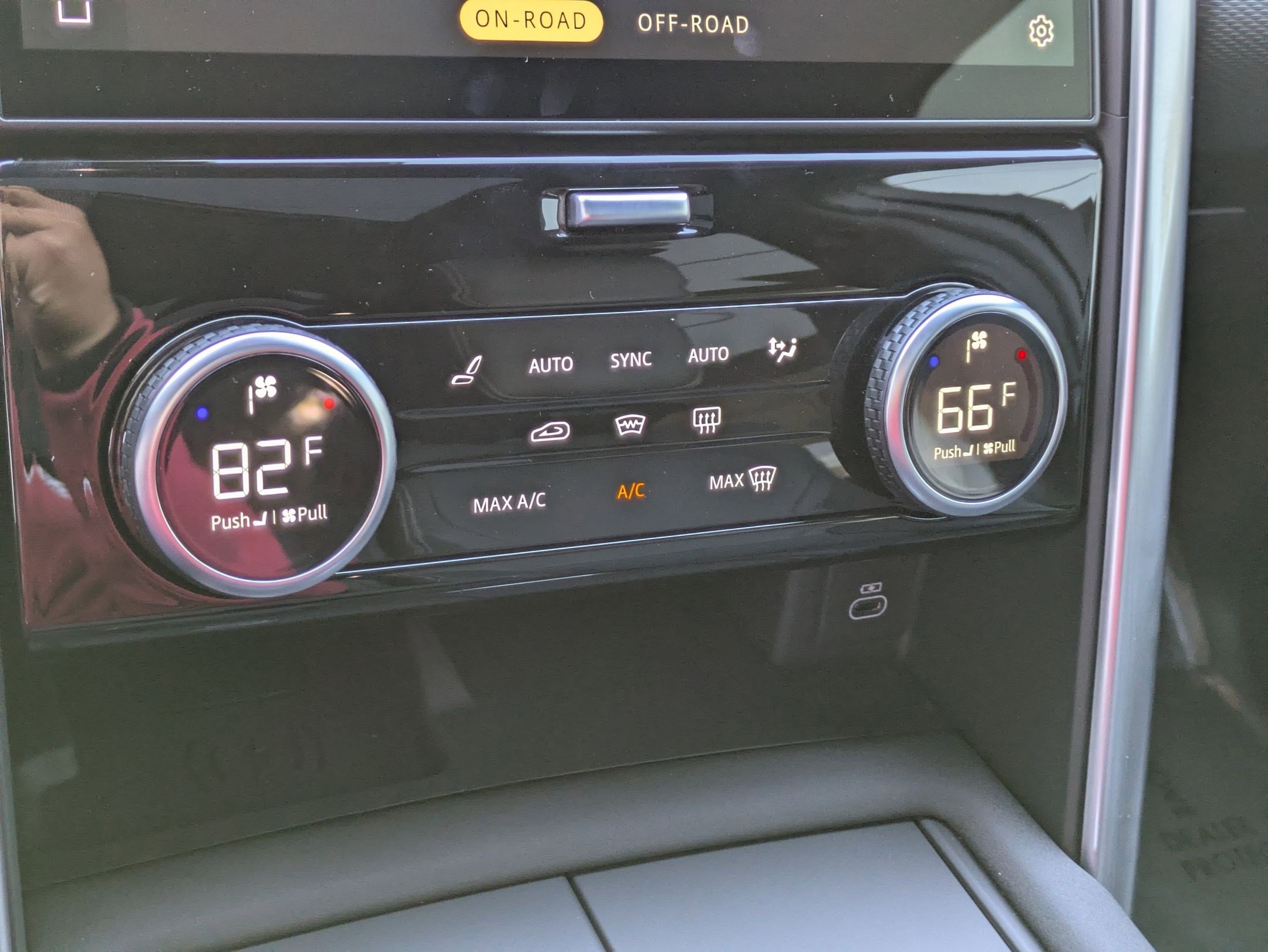 Used 2024 Land Rover Discovery Dynamic SE image 23