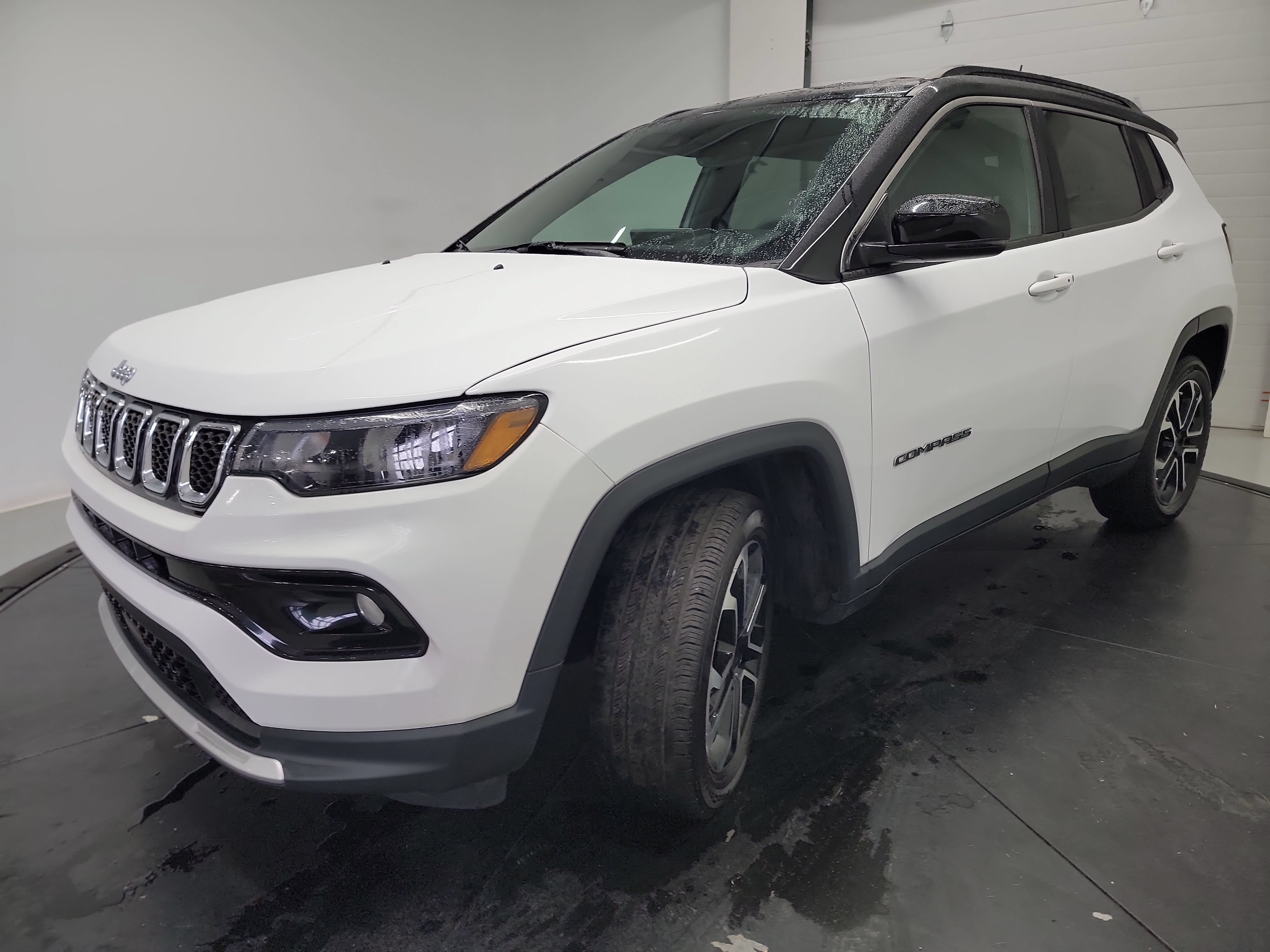 Used 2023 Jeep Compass Limited AWD/4WD image 3
