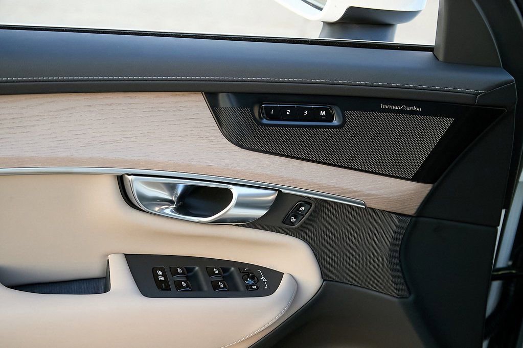 New 2026 Volvo XC90 T8 Plus w/ Protection Package Premier image 9