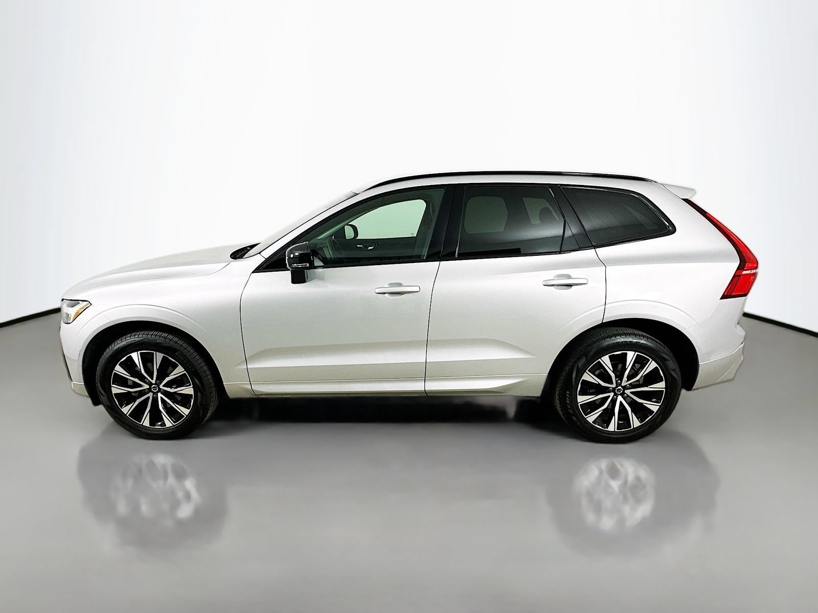 Used 2025 Volvo XC60 B5 Core AWD/4WD image 8