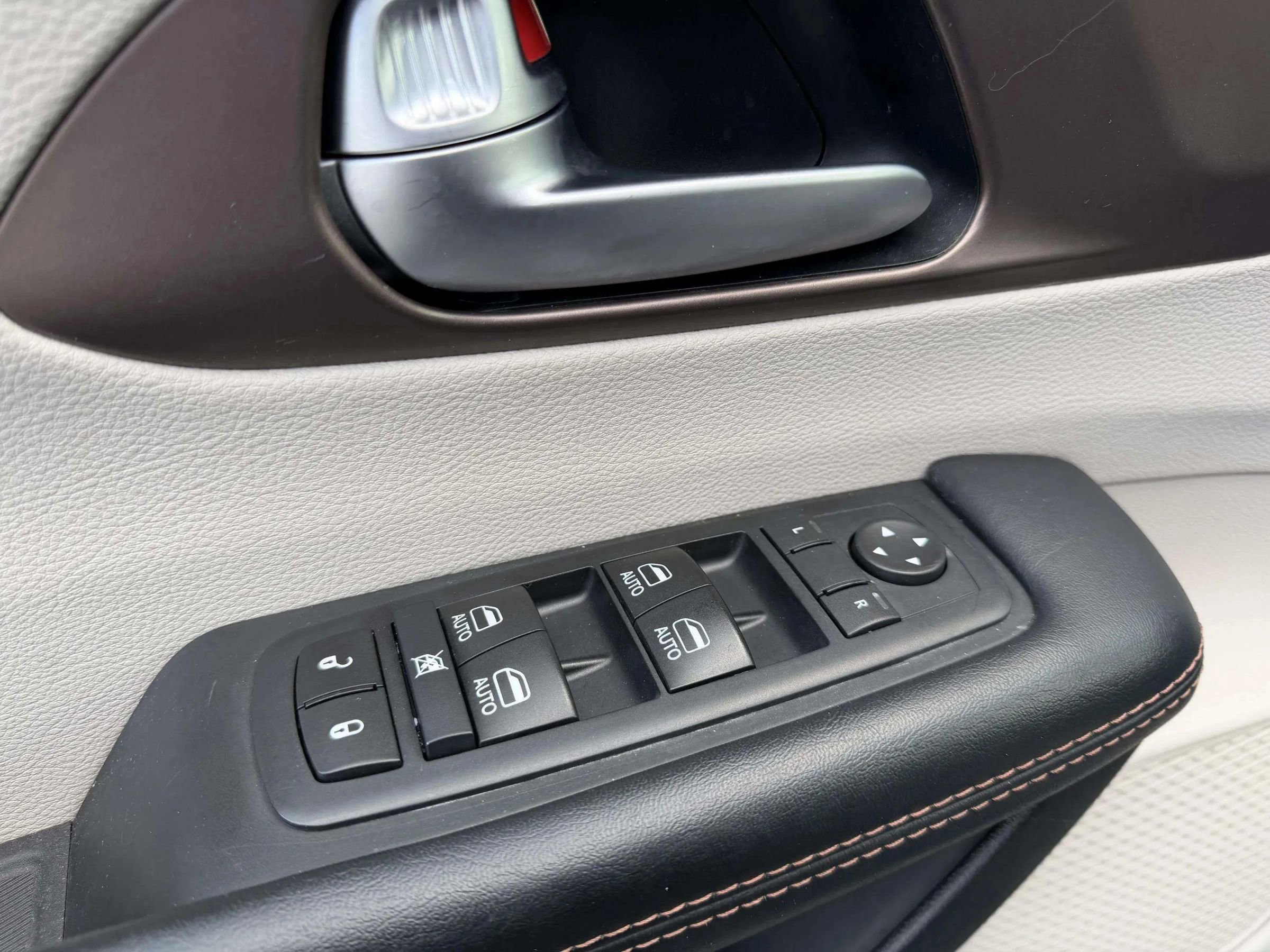 Used 2017 Chrysler Pacifica Touring-L Plus w/ Tire & Wheel Group image 15