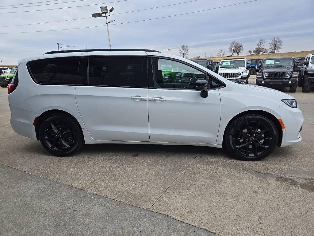 New 2026 Chrysler Pacifica Select w/ S Appearance Package FWD image 12