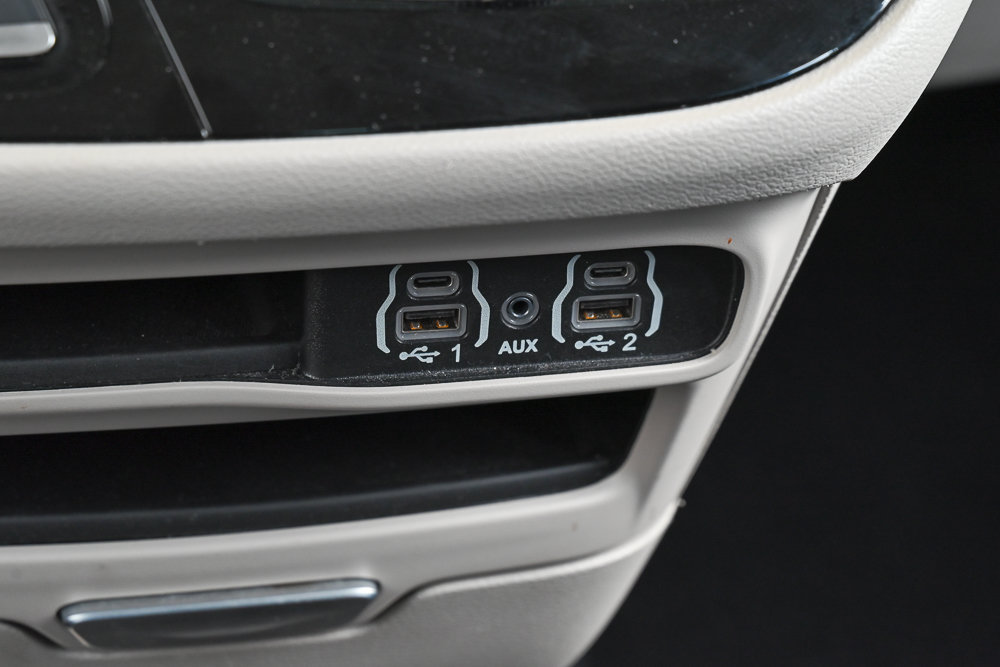 Used 2024 Chrysler Pacifica Touring-L FWD image 23