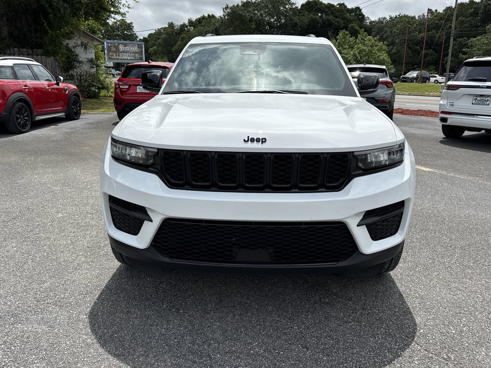 Used 2023 Jeep Grand Cherokee Altitude AWD/4WD image 8