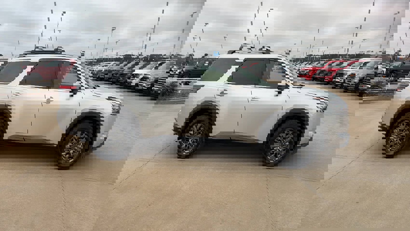 Used 2024 Nissan Pathfinder SV image 9