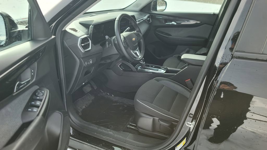 Used 2024 Chevrolet TrailBlazer LT w/ LT Cold Weather Package image 18