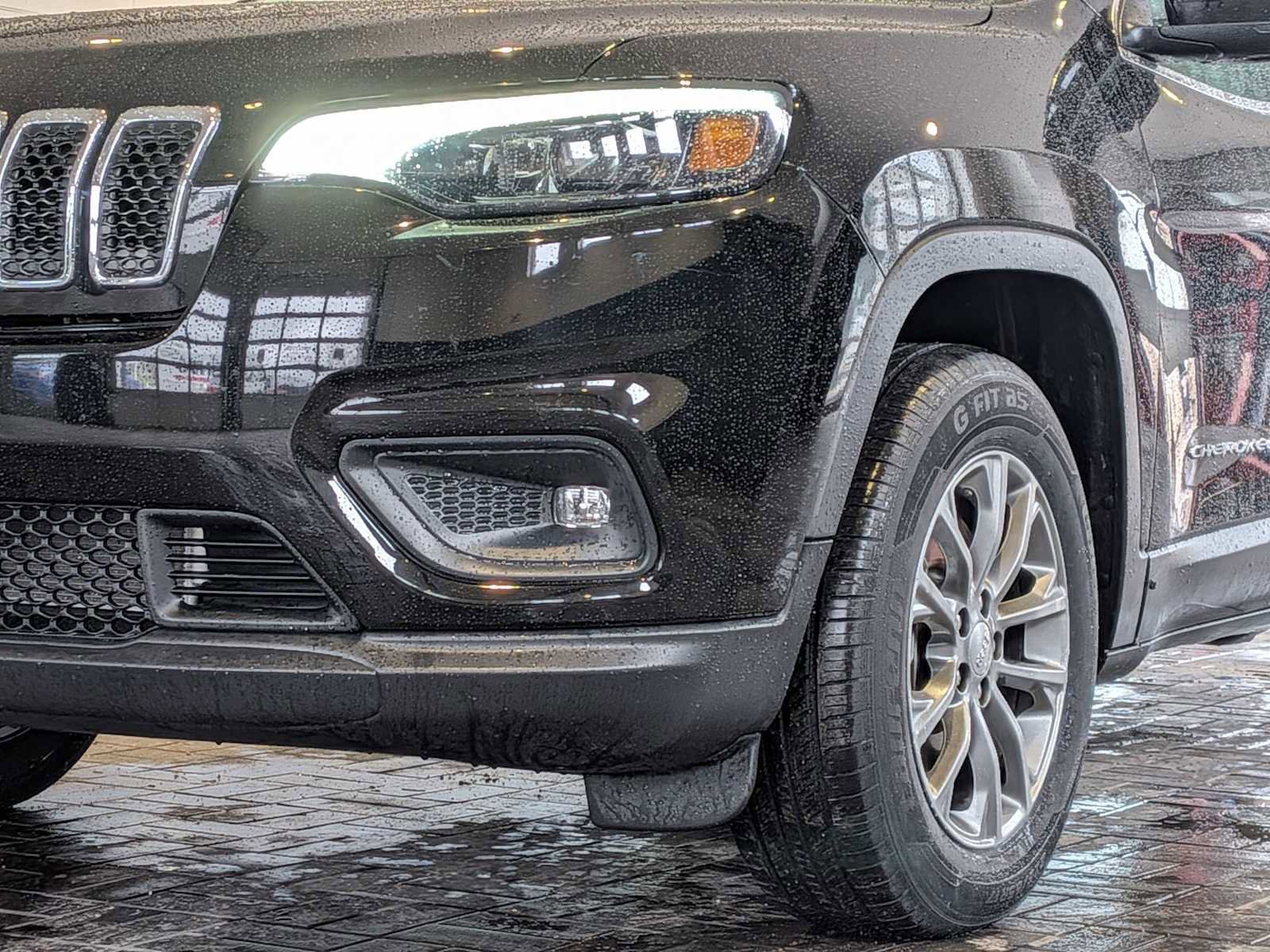 Used 2019 Jeep Cherokee Latitude Plus w/ Cold Weather Group AWD/4WD image 11