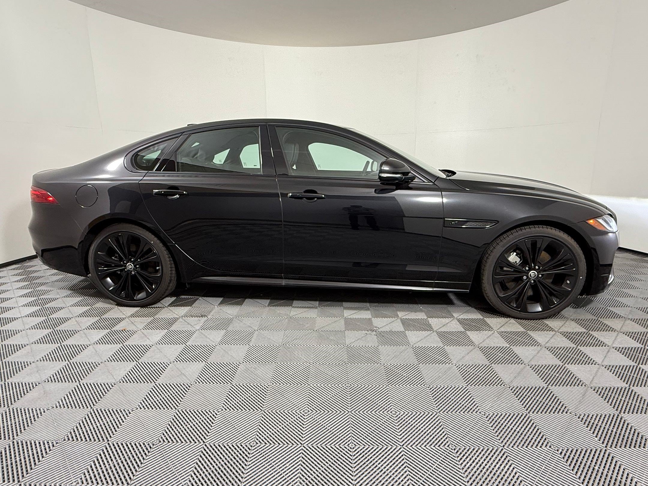 Used 2024 Jaguar XF R-Dynamic SE AWD/4WD image 7