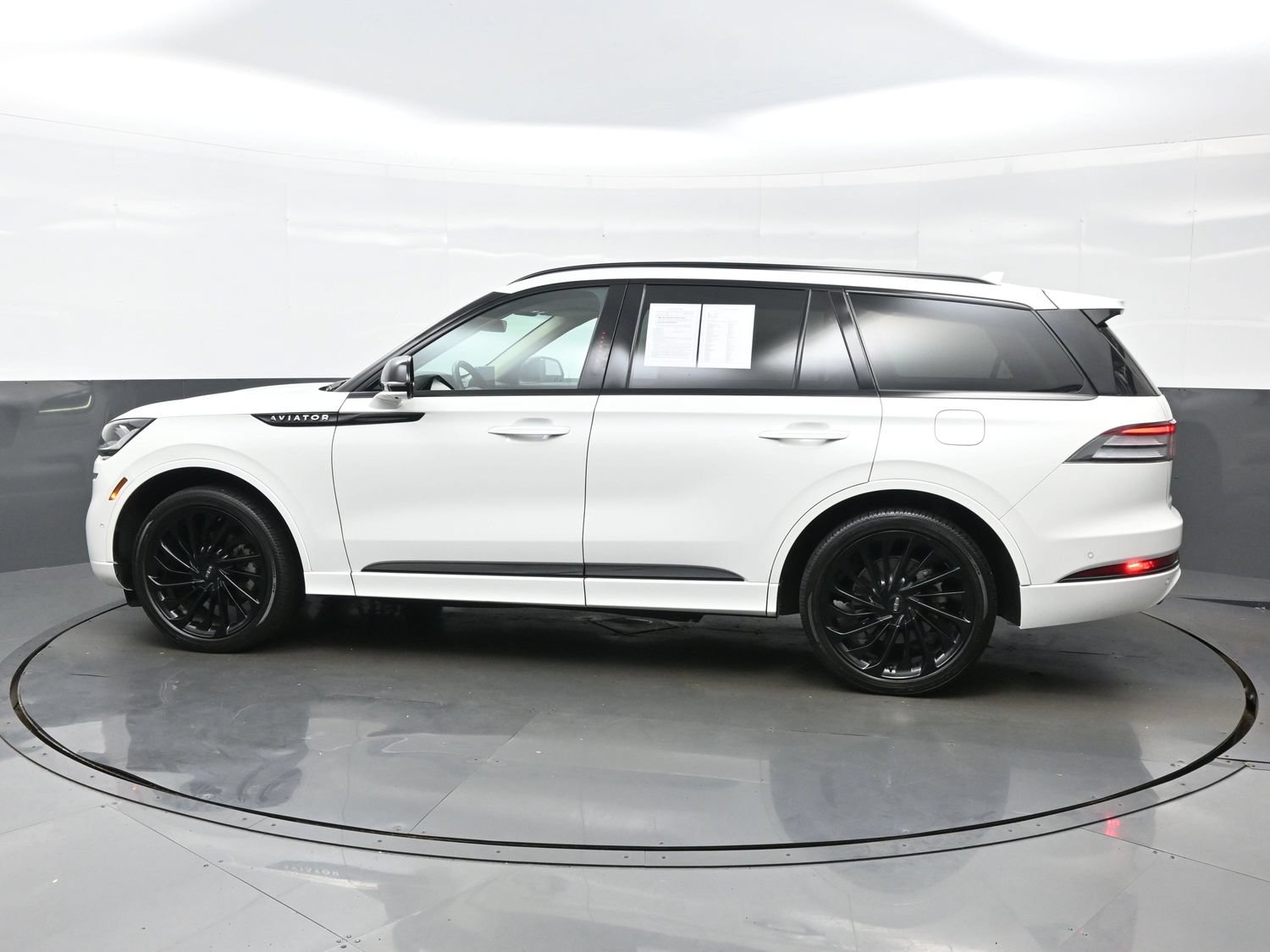 Used 2023 Lincoln Aviator Reserve w/ Jet Package AWD/4WD image 3