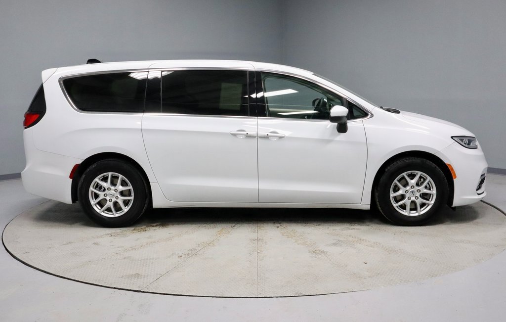 Used 2023 Chrysler Pacifica Touring-L image 7