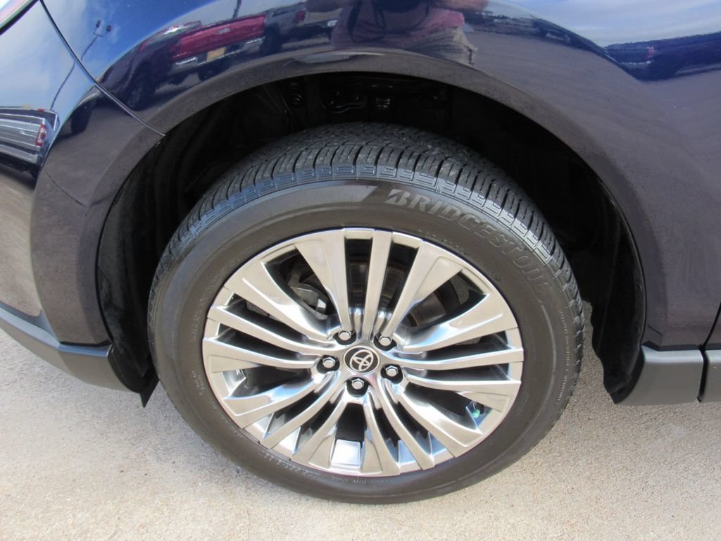 Used 2024 Toyota Venza XLE AWD/4WD image 10