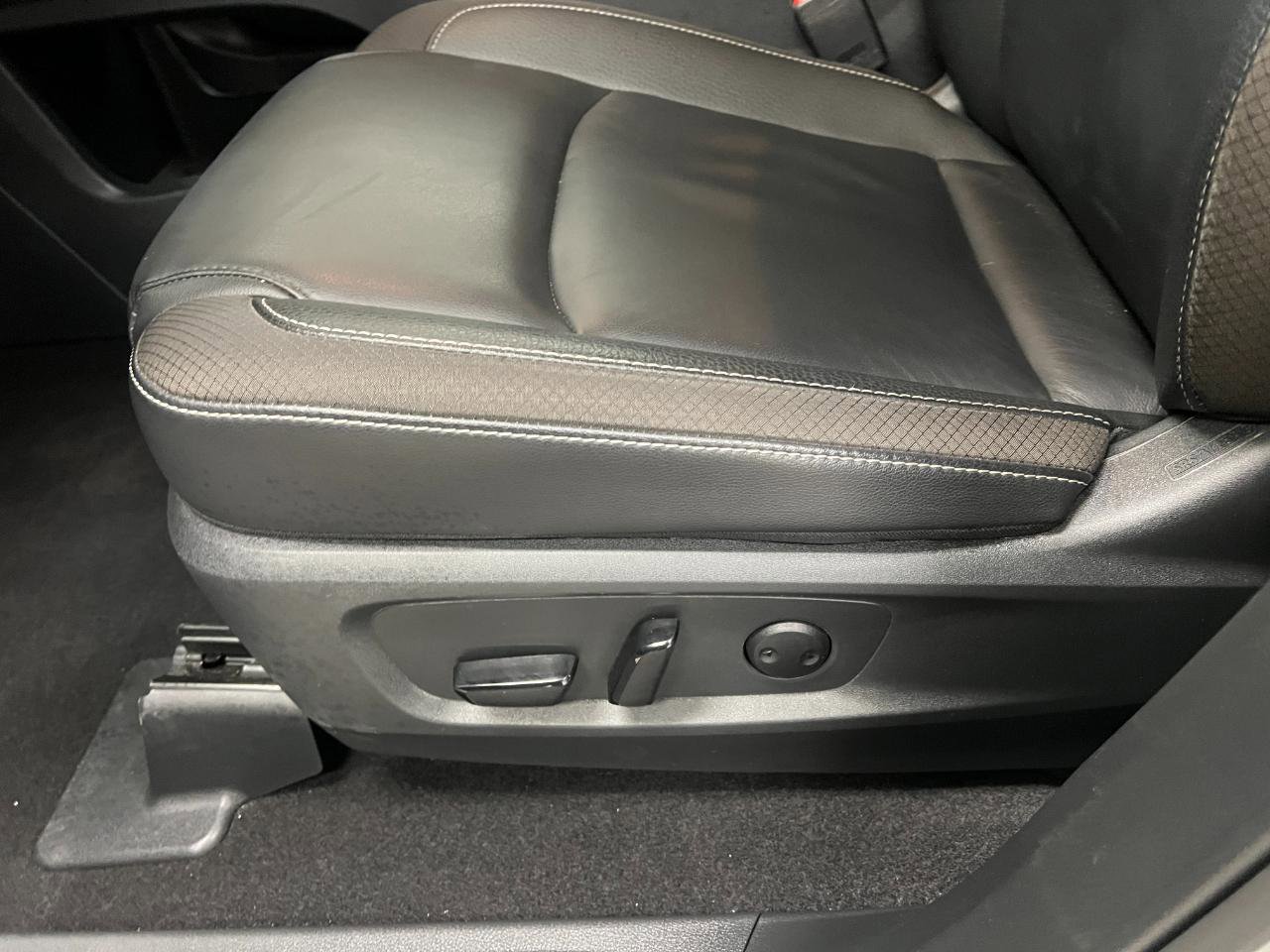 Used 2025 Nissan Pathfinder SL image 23