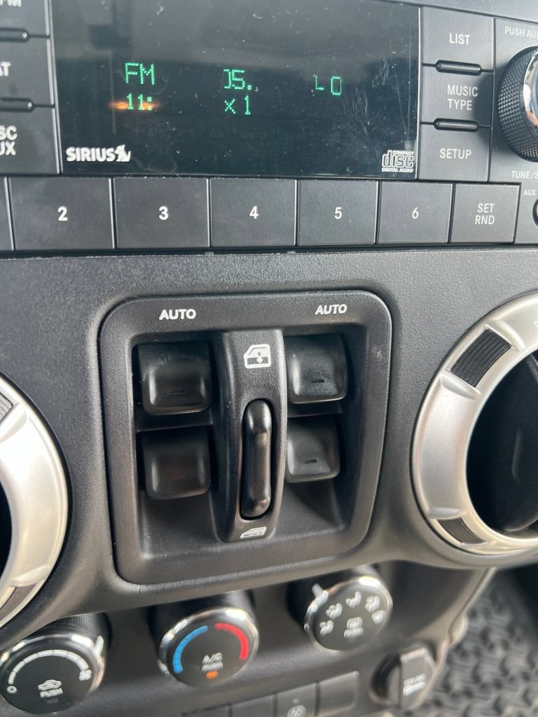 Used 2018 Jeep Wrangler Unlimited Sahara w/ Connectivity Group AWD/4WD image 15