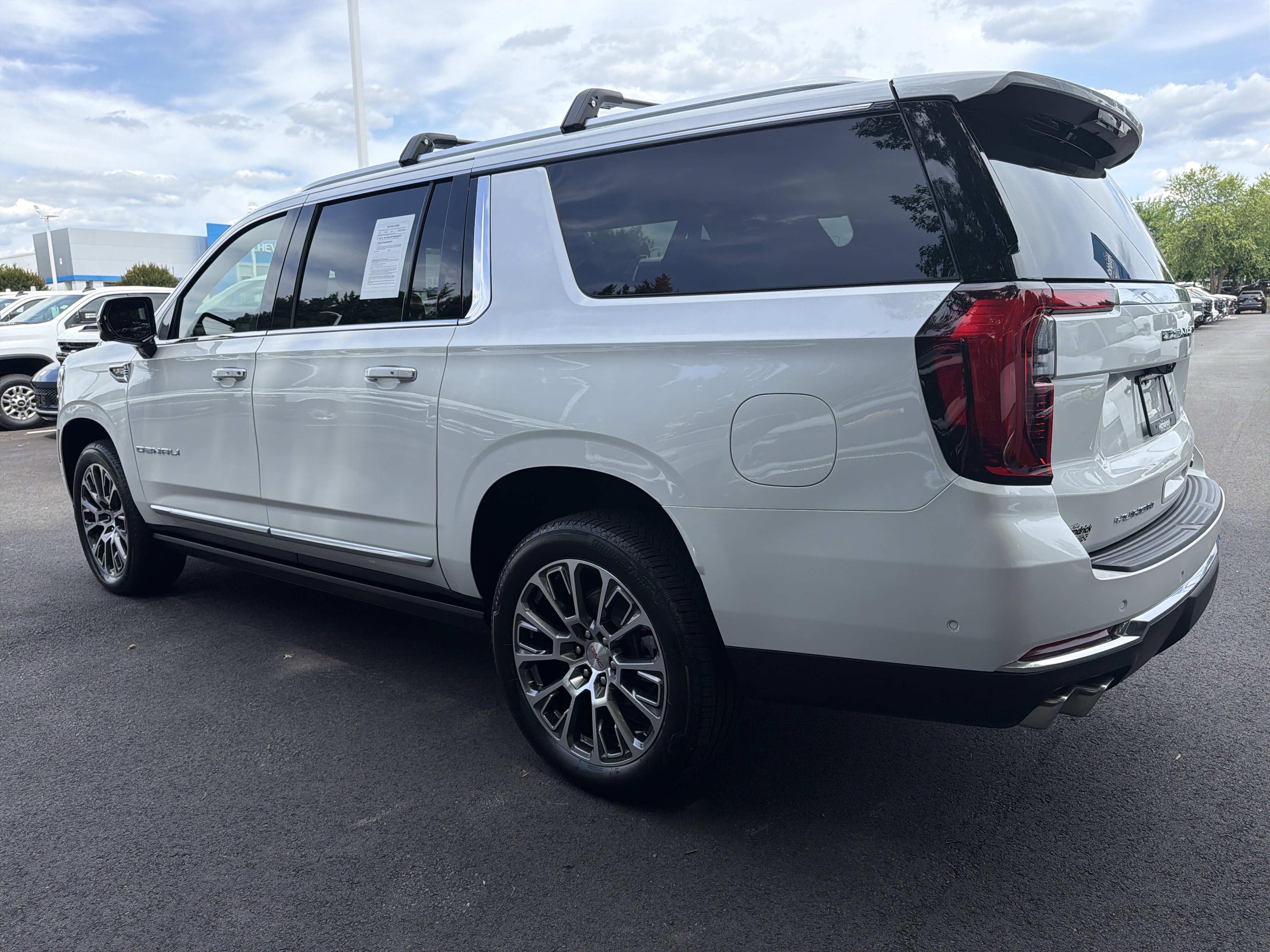 Used 2025 GMC Yukon XL Denali w/ Denali Reserve Package AWD/4WD image 8
