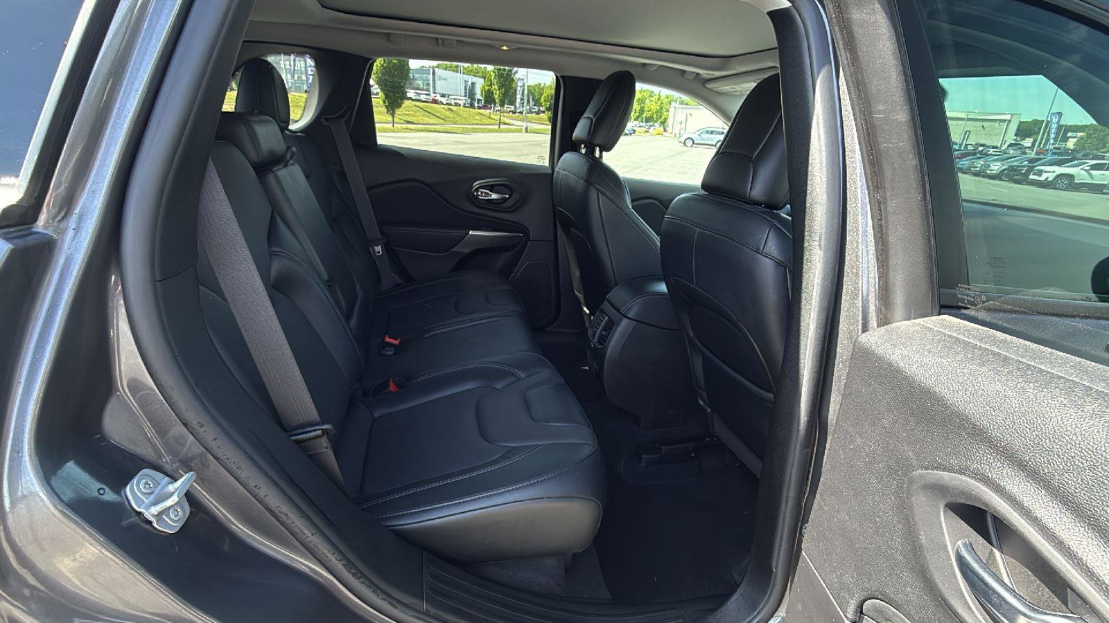 Used 2022 Jeep Cherokee Latitude Lux w/ Sun & Sound Group AWD/4WD image 20
