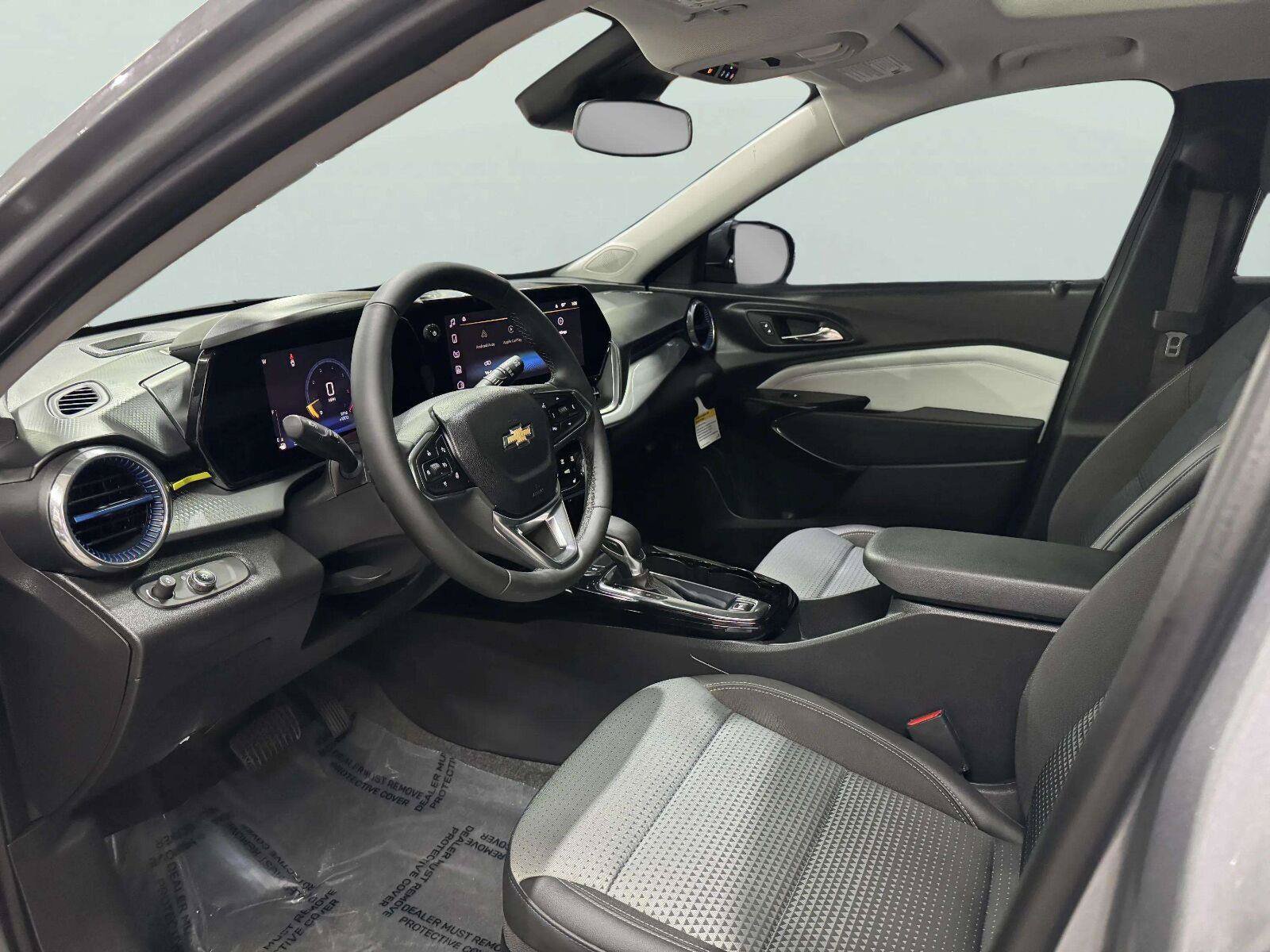 Used 2025 Chevrolet Trax LT w/ Sunroof Package FWD image 27