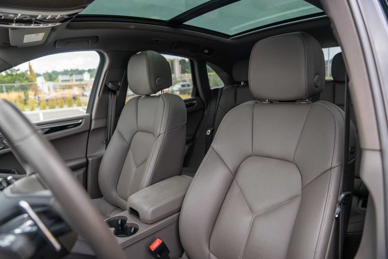 Certified 2026 Porsche Macan AWD/4WD image 5