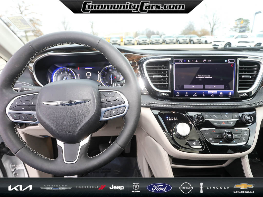 Used 2024 Chrysler Pacifica Limited image 13