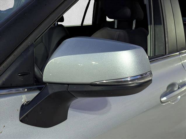 Used 2023 Toyota Highlander LE FWD image 5