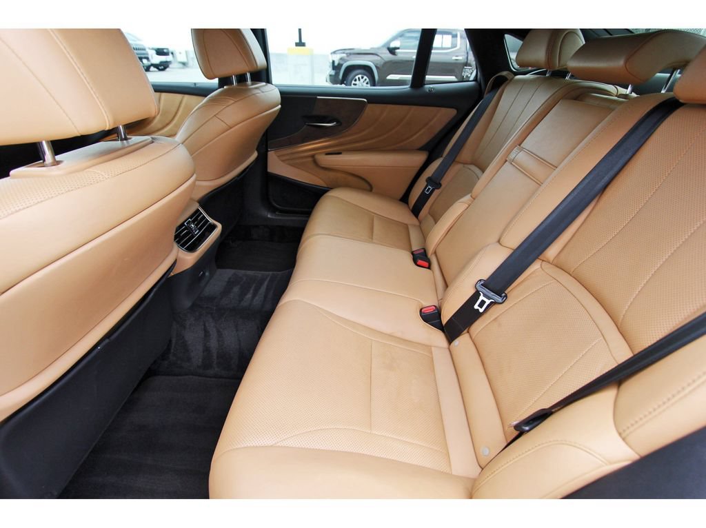 Used 2022 Lexus LS 500 RWD image 7