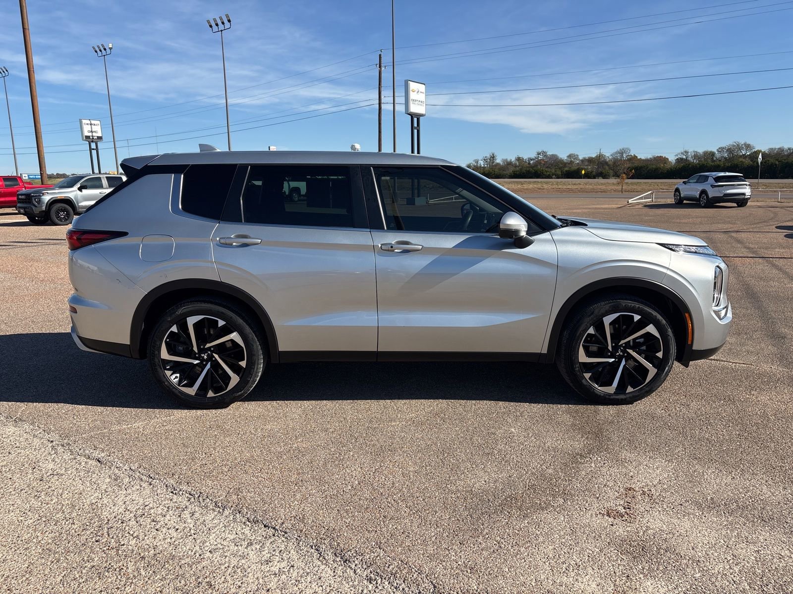 Used 2023 Mitsubishi Outlander SE image 6