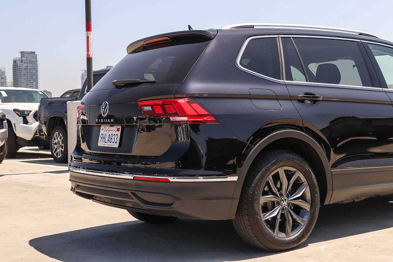 Used 2023 Volkswagen Tiguan SE w/ Panoramic Sunroof Package FWD image 9