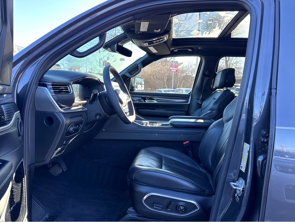 Used 2022 Jeep Wagoneer Series III w/ Premium Group I image 12