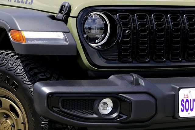Used 2025 Jeep Wrangler Unlimited Sport AWD/4WD image 3