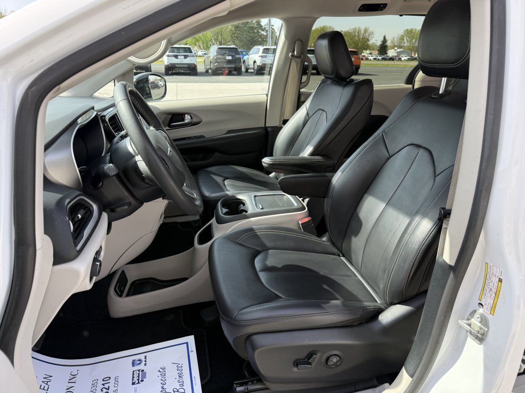 Used 2024 Chrysler Pacifica Touring-L FWD image 11