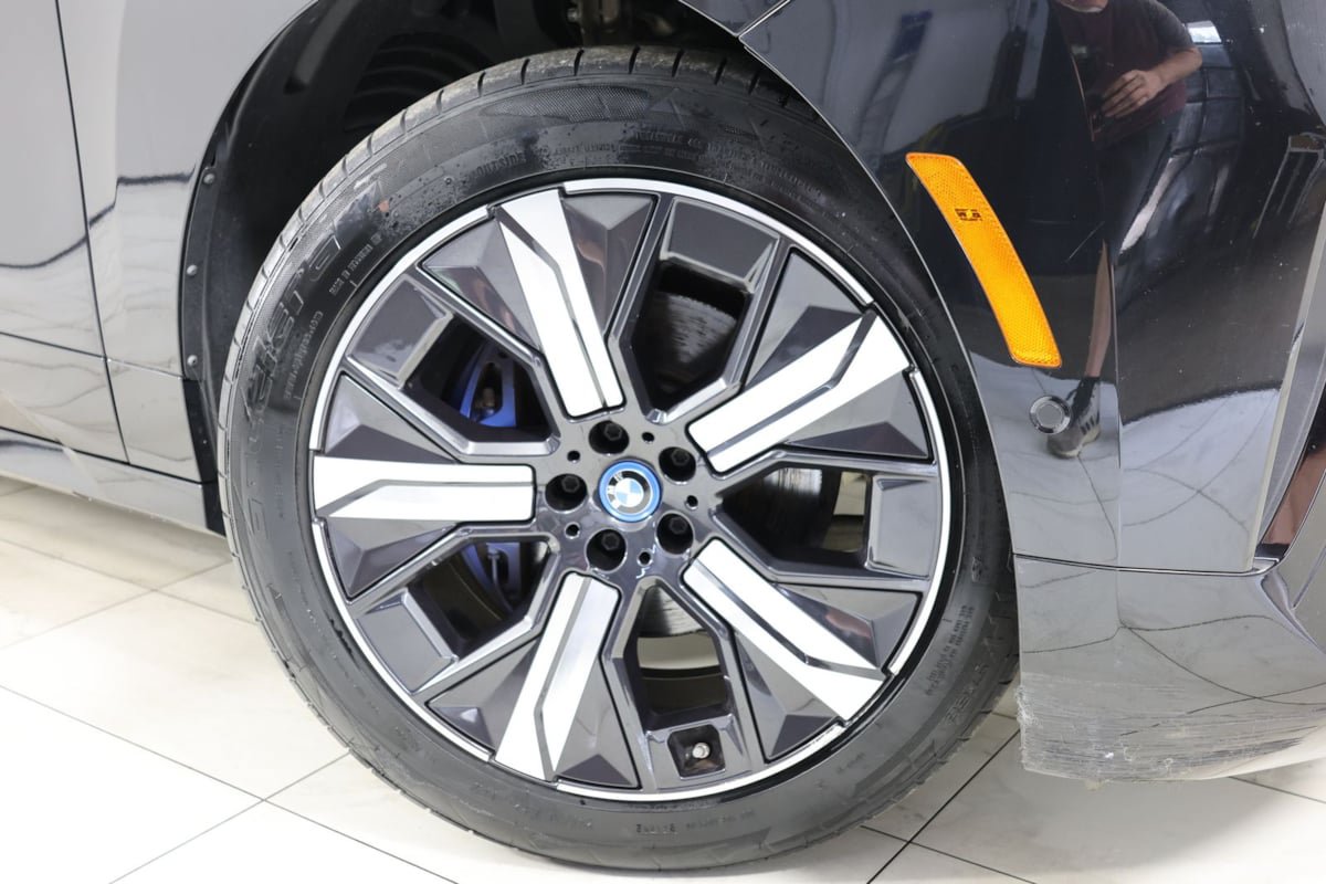 Used 2024 BMW iX xDrive50 w/ Premium Package AWD/4WD image 14