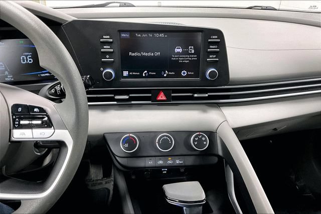 Used 2025 Hyundai Elantra SE FWD image 4
