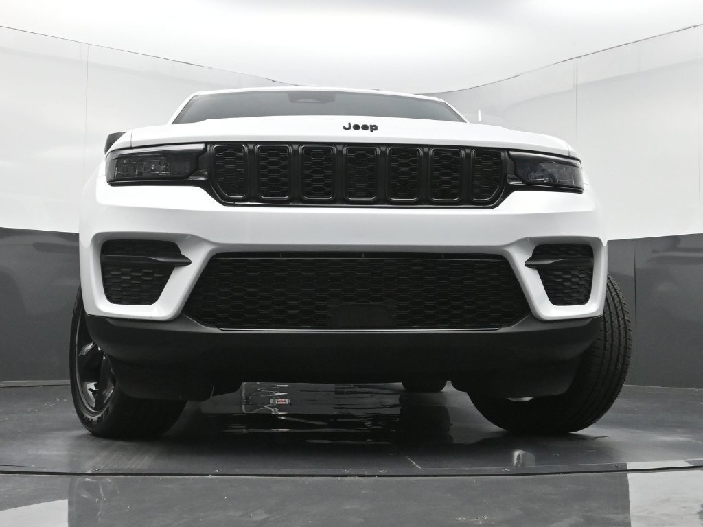 Used 2023 Jeep Grand Cherokee Altitude RWD image 27
