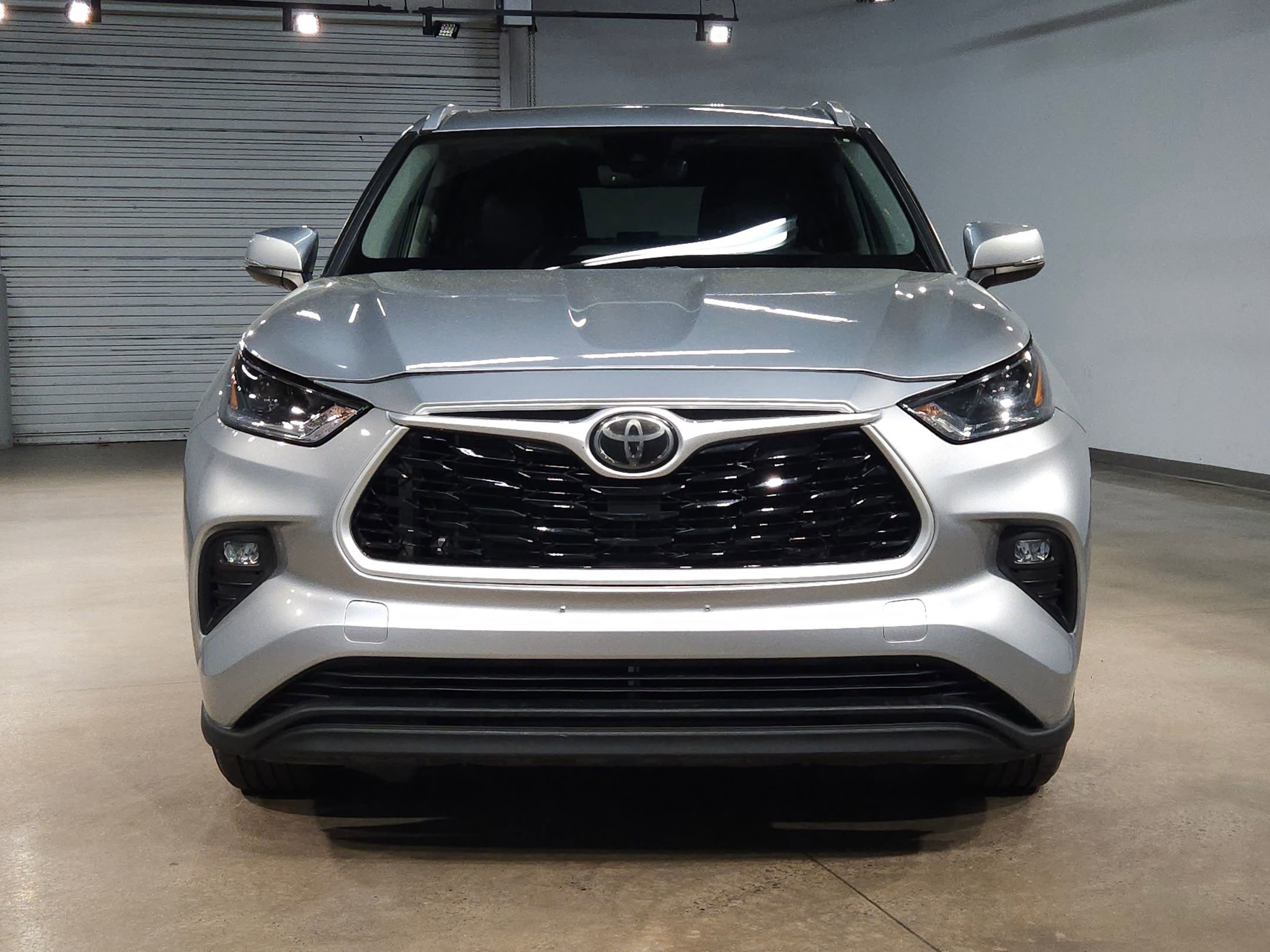 Certified 2025 Toyota Highlander XLE AWD/4WD image 2