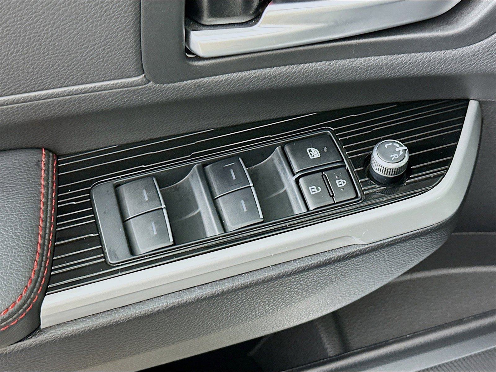 Certified 2025 Toyota Sienna XSE image 18