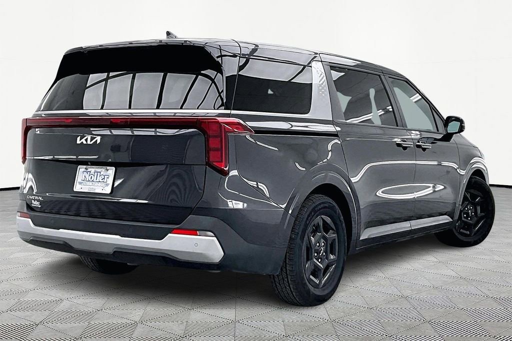 Used 2025 Kia Carnival image 2